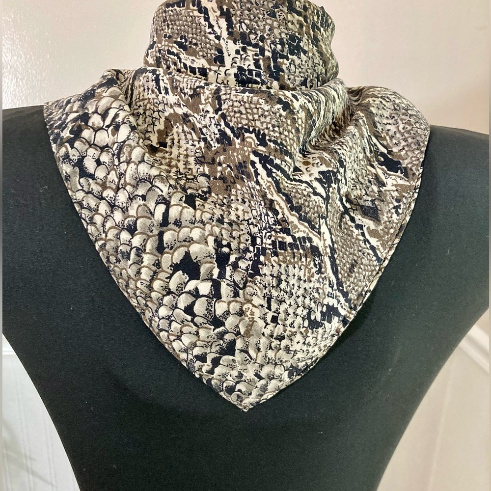 Stylish Neutral Snake-Print Bandana Scarf
